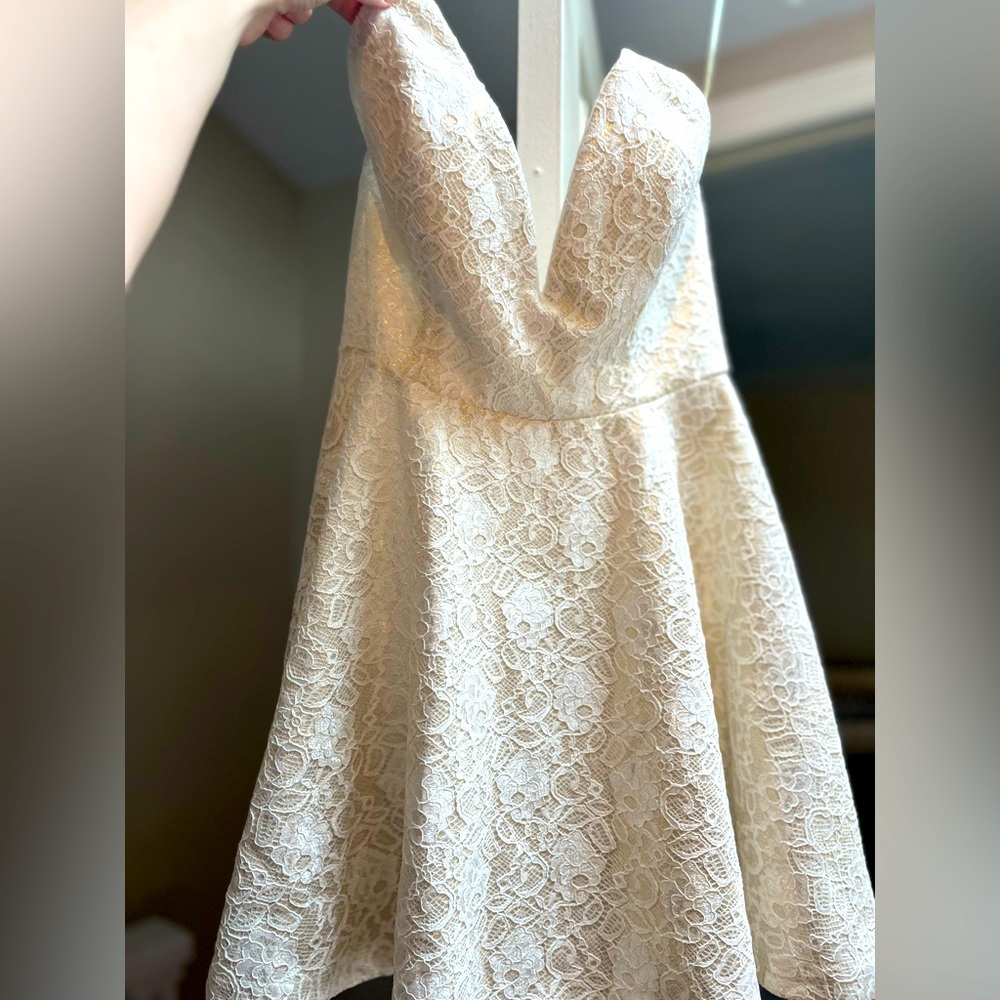 I am selling my wedding dress,it’s only been worn once it’s Windsor size medium